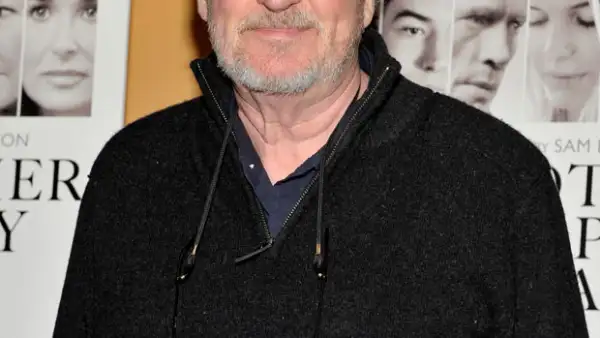 Wes Craven, el visionario cineasta que redefinió el género de terror con la saga Pesadilla en la calle del infierno y Scream, murió este domingo a los 76 años.