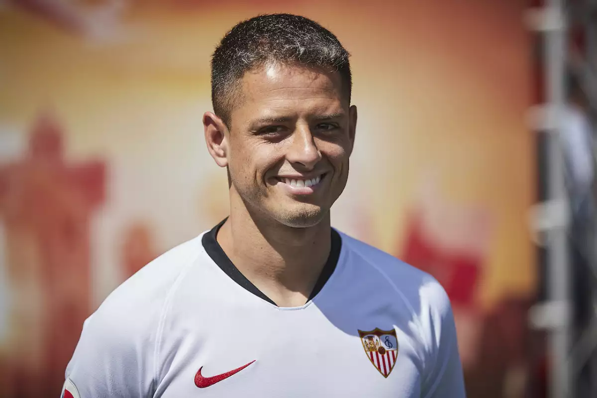 javier-hernandez-futbol-disculpa-nino-bandera