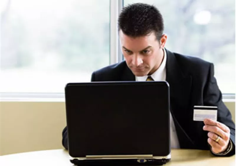 Los empleados gastarán 14.4 horas de su trabajo en compras online. (Foto: Jupiter Images)