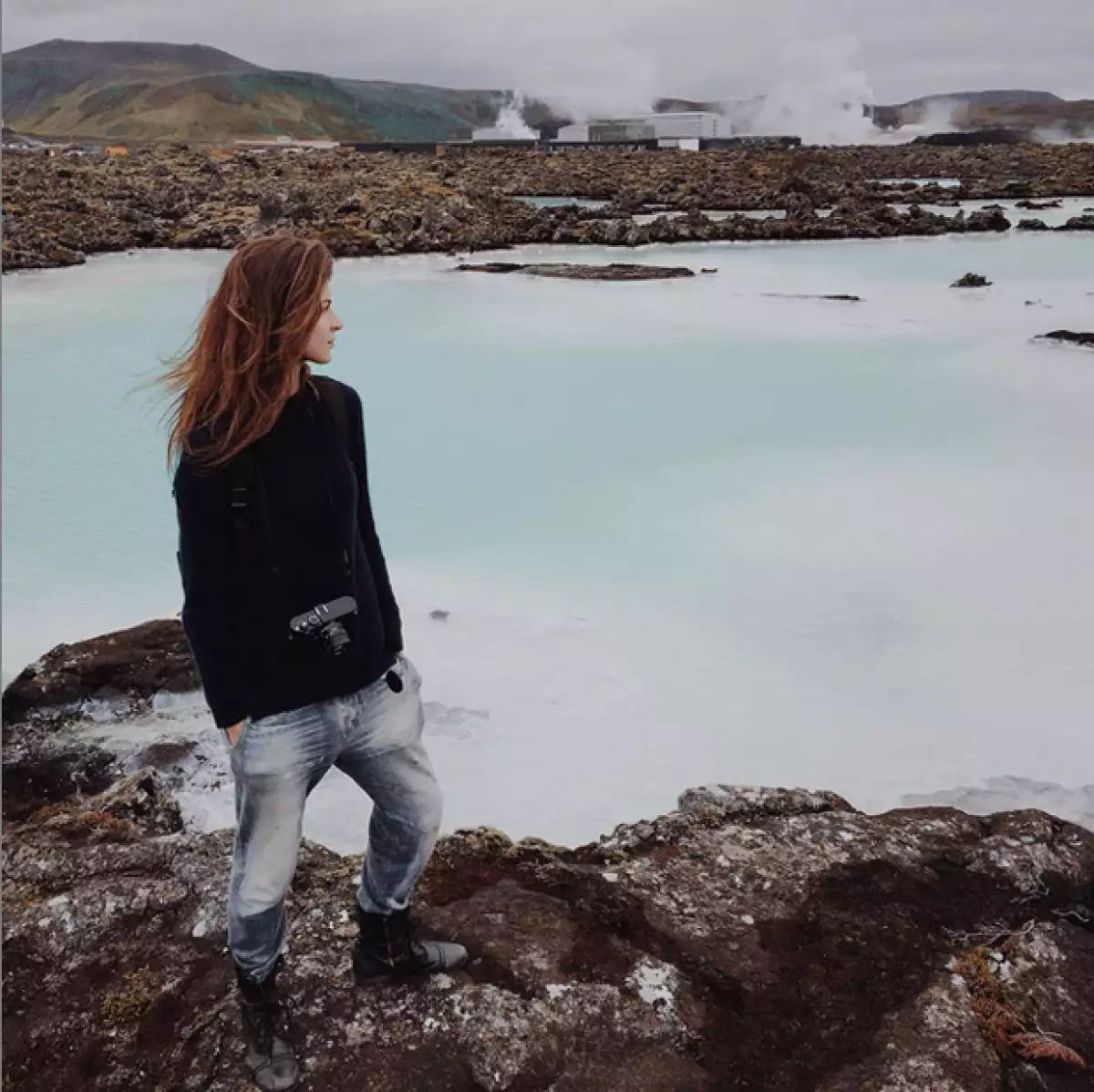Yaya Kosikova al pie de la famosa Laguna Azul de Islandia.
