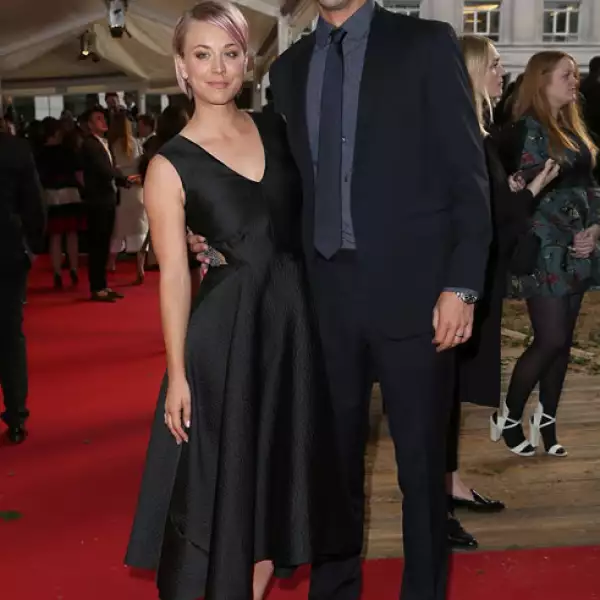 Kaley Cuoco llegó acompañada de su esposo, luciendo su nuevo look de pelo rosa.