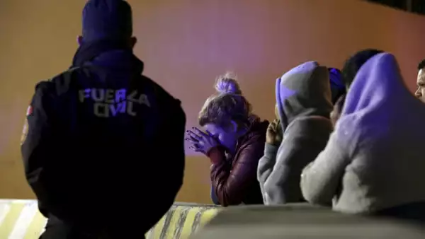Decenas de personas se reunieron afuera del penal en espera de información, luego de conocerse la riña e incendio en el interior.