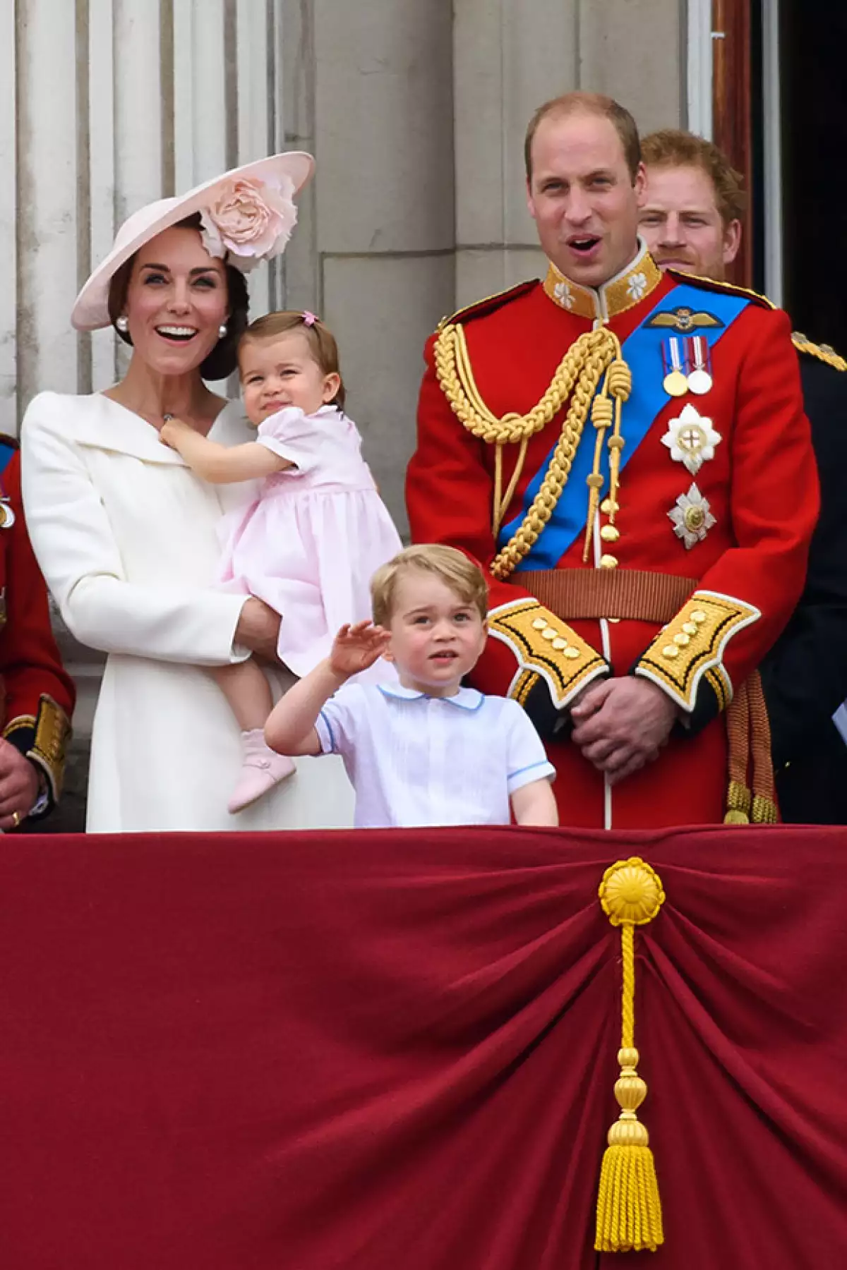 Este fin de semana Charlotte debutó por primera vez en el balcón del palacio de Buckingham.