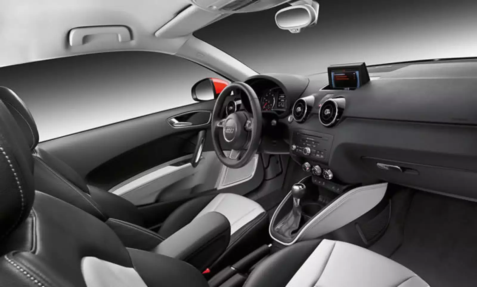 En el interior tiene una pantalla retráctil de 6.5” que permite controlar funciones del automóvil, como el sistema de navegación en 3D y la posibilidad de visualizar Google Maps.