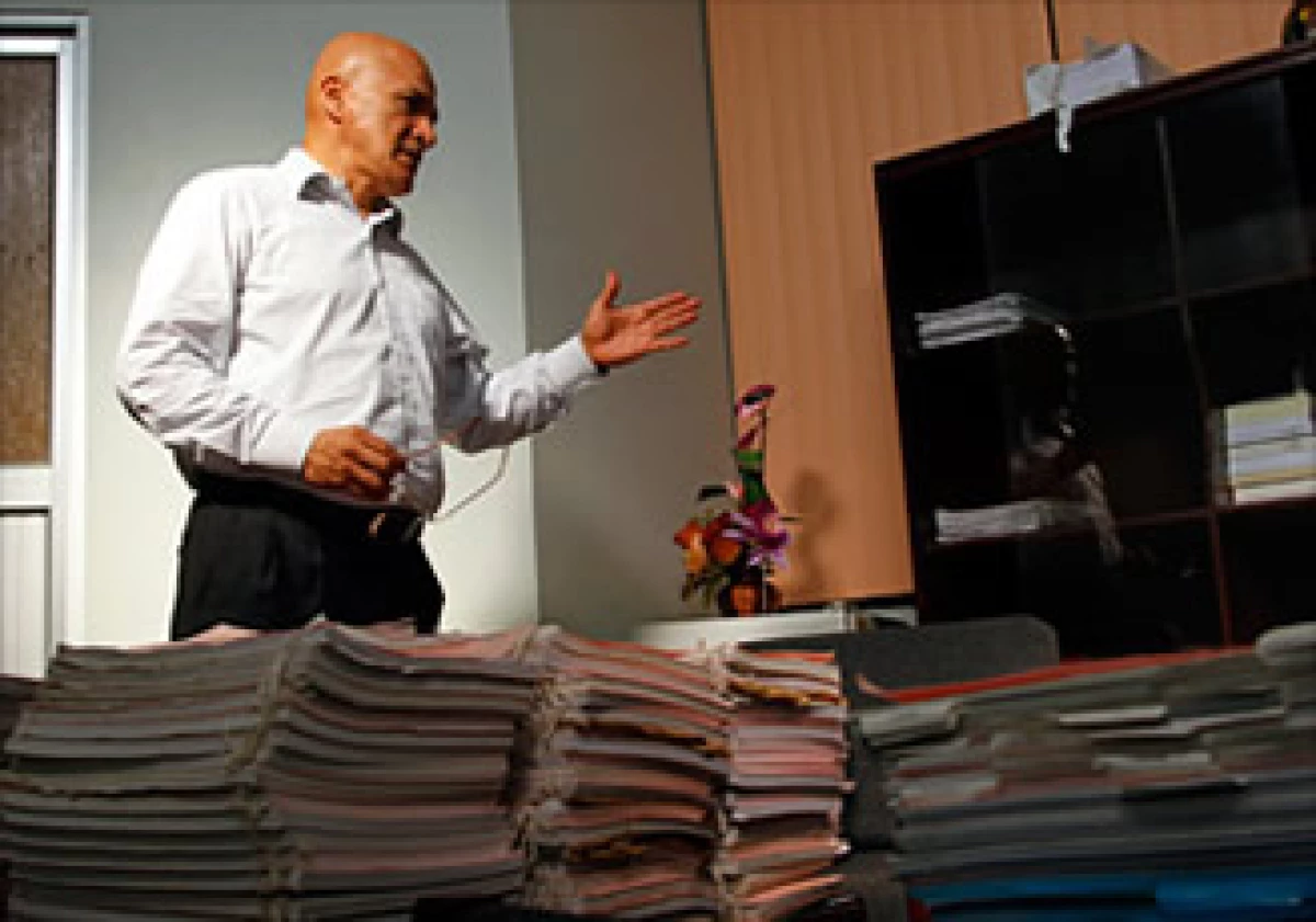 El juez Nicolás Zambrano muestra los archivos de la demanda en su oficina del Palacio de Justicia de Lago Agrio, el 25 de enero de 2011. (Foto: Cortesía Fortune)