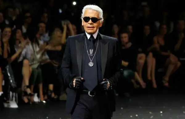Karl Lagerfeld es director creativo de Chanel y Fendi.