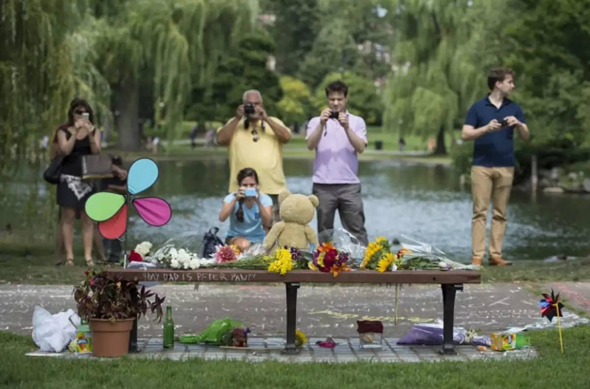 Seguidores del fallecido actor han convertido los lugares representativos de su carrera en conmovedores memoriales con flores, fotos y mensajes en su honor.