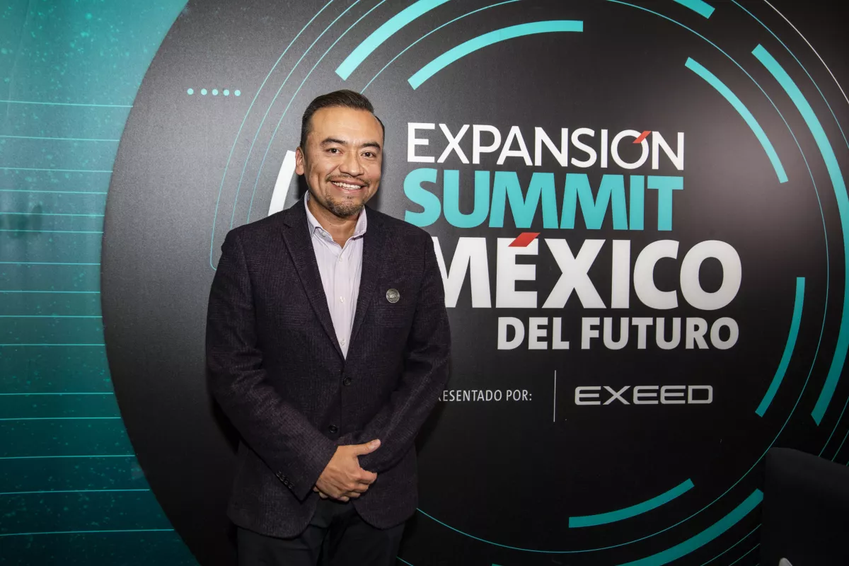 Hombre sentado en un sillón, Javier Sosa presidente de PPG Comex durante Expansión Summit 2024