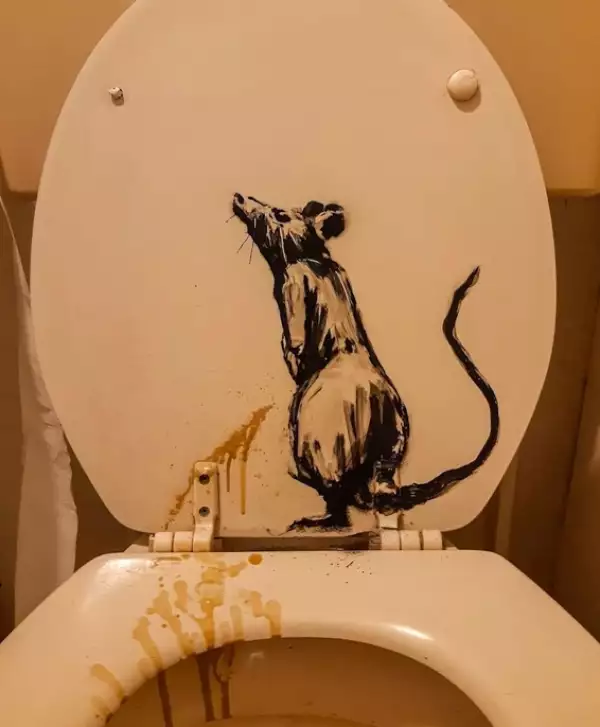 banksy-trabaja-desde-casa-baño