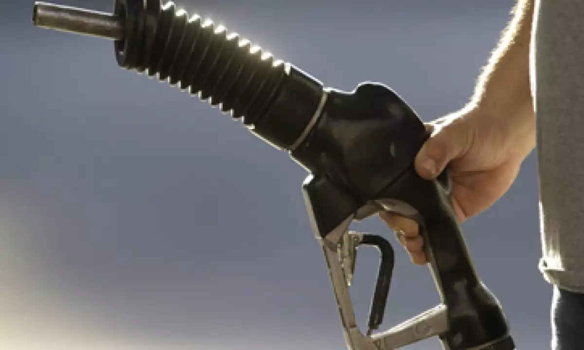 El objetivo del desliz en el precio del combustible para automotores es equilibrar las finanzas públicas y reducir la dependencia del exterior. (Foto: AP)