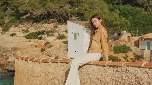 Mujer sentada con zapatos de piso. 