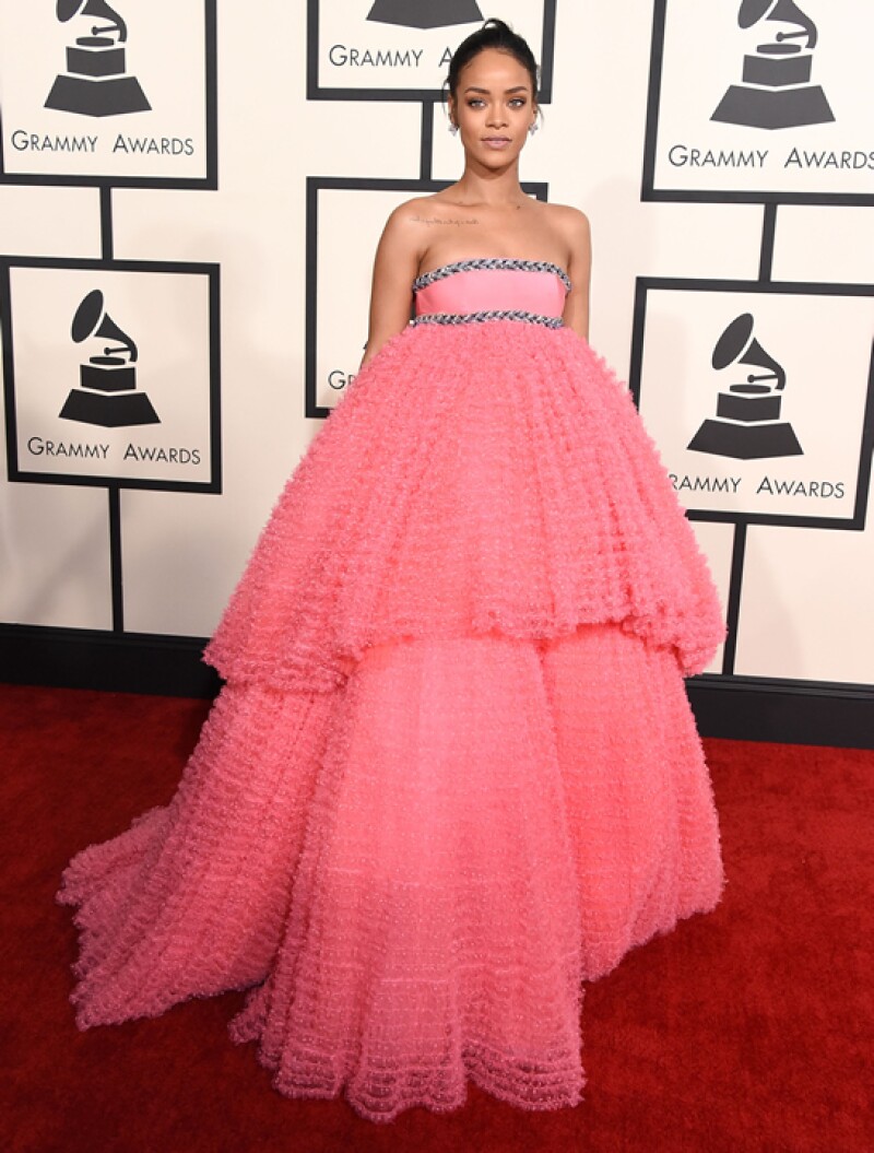 Rihanna llegó a la premiación con un vestido enorme color rosa de Giambattista Valli.