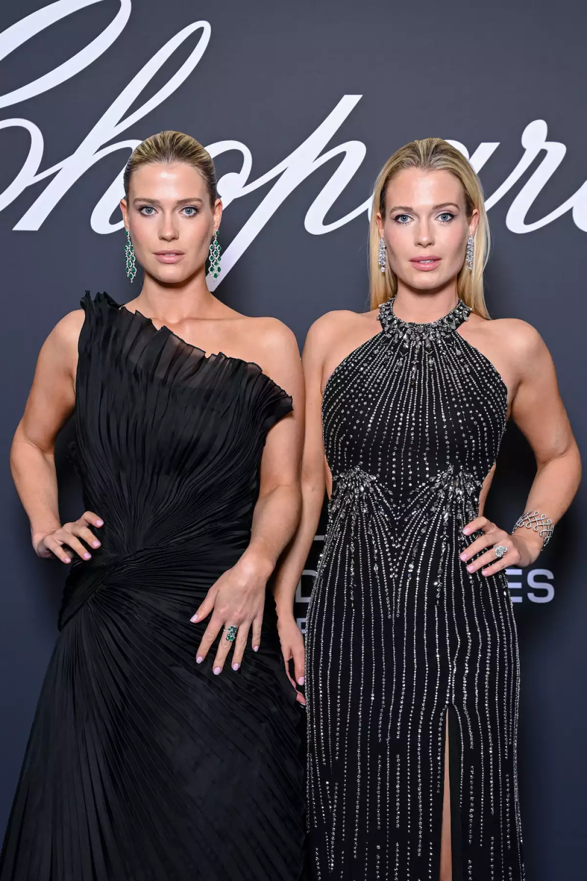 
Amelia y Eliza Spencer en un evento de Chopard, vestidas de gala. 