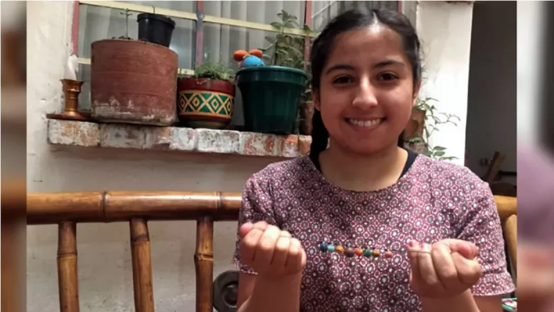 La colombiana ganó una beca para estudiar Astronomía en Arizona, pero no tiene los recursos para mantenerse y por eso vende pulseras.