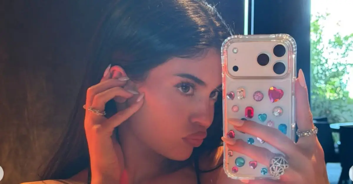 Kylie Jenner en una selfie con su celular con pedrería.jpg