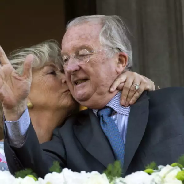 Aunque ya no soy reyes, los entonces reyes Alberto y Paola no se quedaban atrás mostrando su amor en el balcón del Palacio Real.