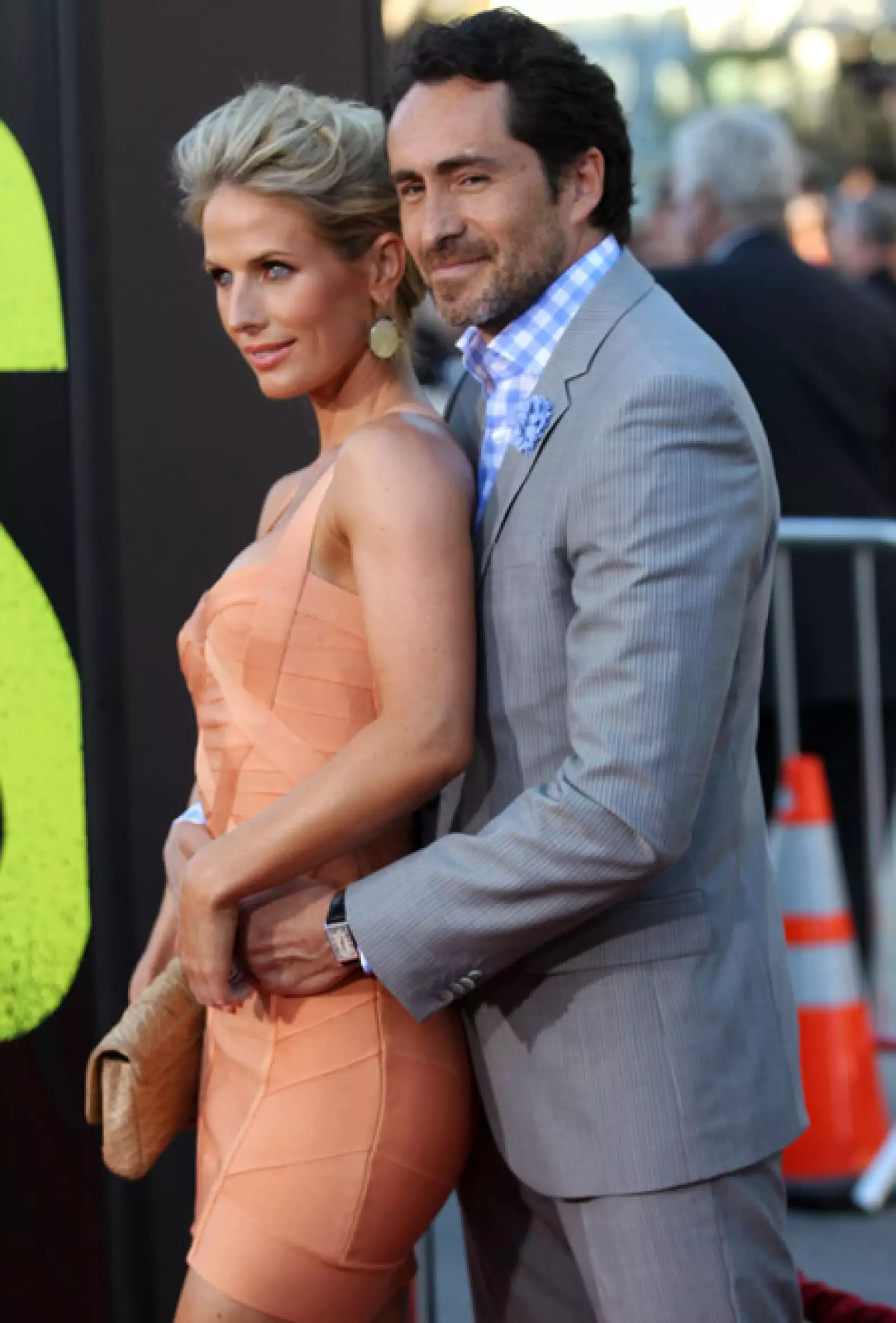 El mexicano acudió a la premiere acompañado de su novia, la modelo canadiense.