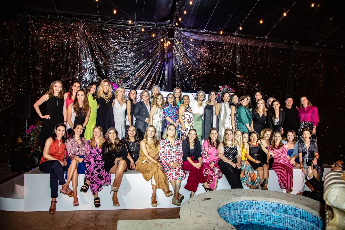 se observa un grupo de mujeres que forman parte del ranking de Mujeres Poderosas, posando durante la cena en un jardín del Hotel Rosewood en San Miguel de Allende, Guanajuato