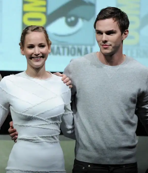 Jennifer Lawrence y Nicholas Hoult.