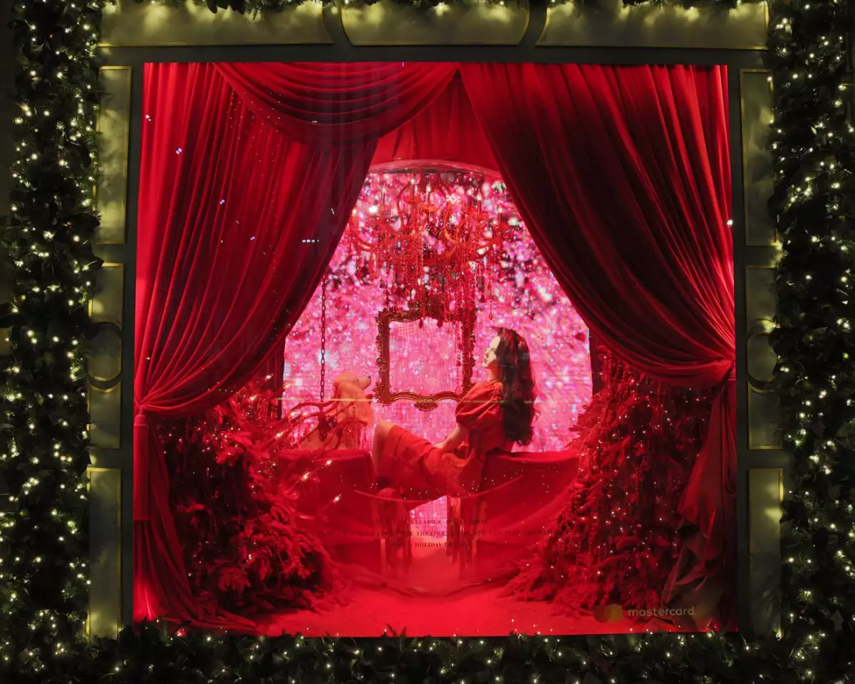 02-sacks-holiday-windows-2018