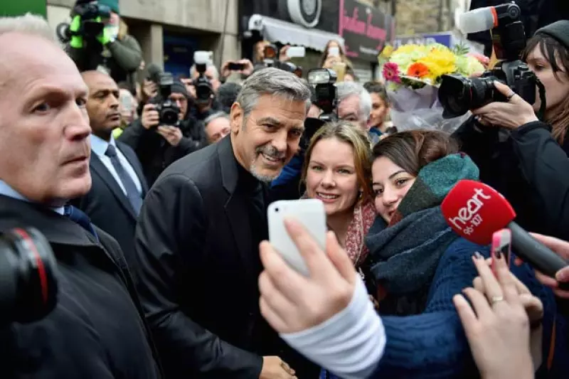 El actor visitó el café Social Bite, negocio que dona sus beneficios a las personas sin hogar. Durante su parada ahí, causó sensación con el personal.