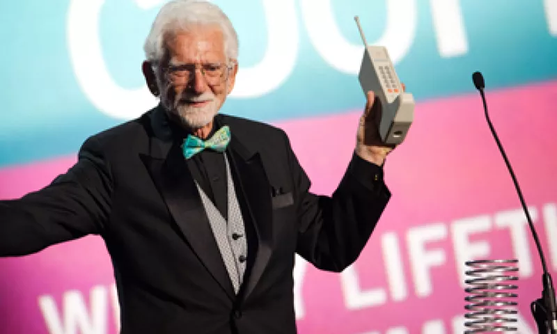 El ingeniero Martin Cooper realizó la primera llamada de celular. (Foto: AP)