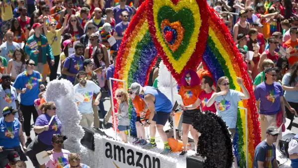 Amazon restringe LGBTQ