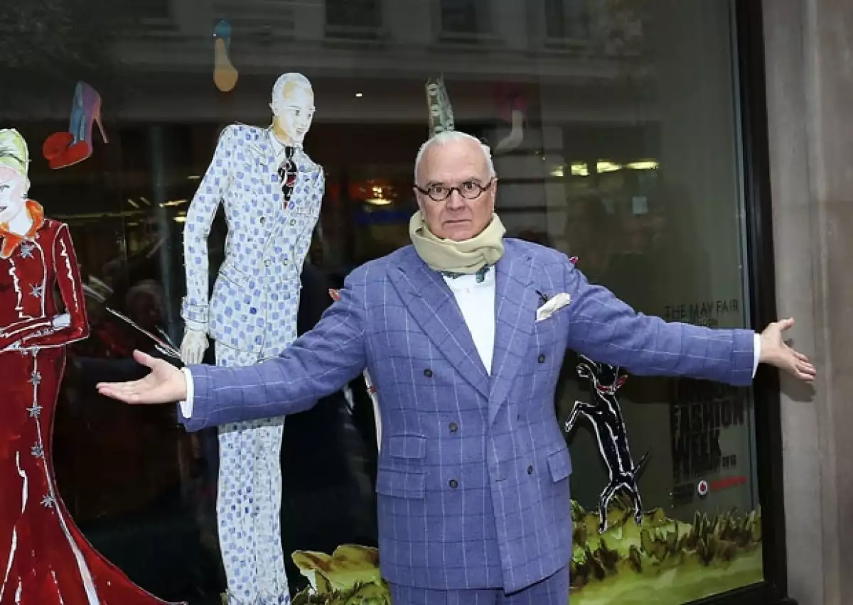 Estos diseñadores se caracterizaron por revolucionar y dar un toque irrancional a la moda, sin embargo, la carrera de Galliano se vio envuelta en el escándalo y McQueen se suicidó en 2010.