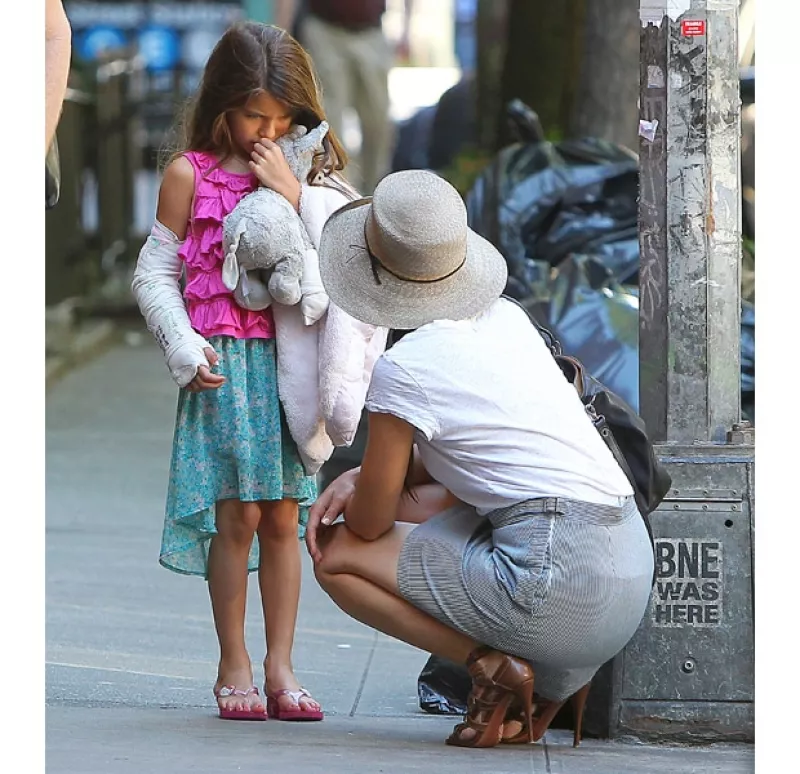 La hija de Tom Cruise y Katie Holmes se fracturó el brazo derecho recientemente, cosa que parece no tenerla de muy buen humor. Sin embargo, su mamá trata de ser muy paciente con ella.