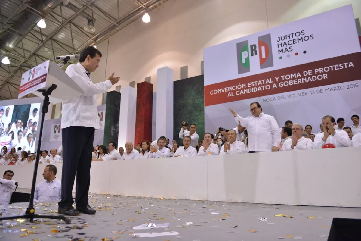 Héctor Yunes Landa (izquierda) saluda al gobernador Javier Duarte durante la toma de protesta como candidato a sucederlo en el gobierno estatal.