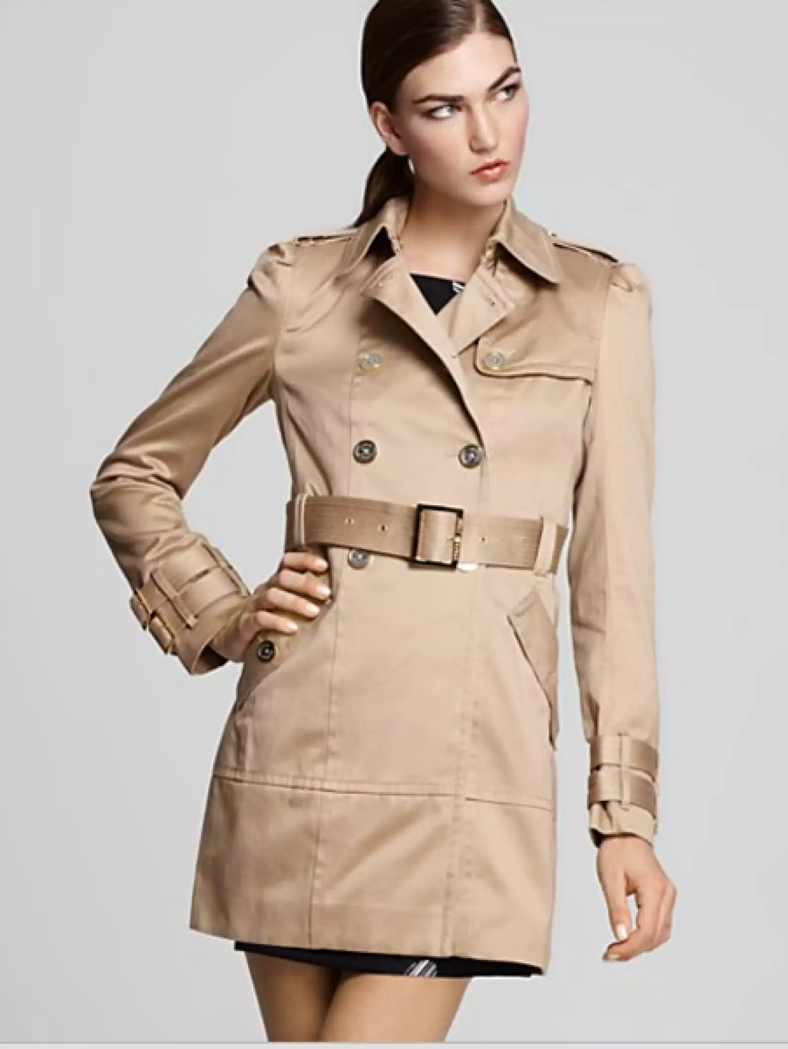 Esta temporada la gabardina será tu pieza clave por excelencia ideal para acompañar a vestidos, faldas y pantalones y protegerte de los días con viento y lluviosos. El color beige va con todo.