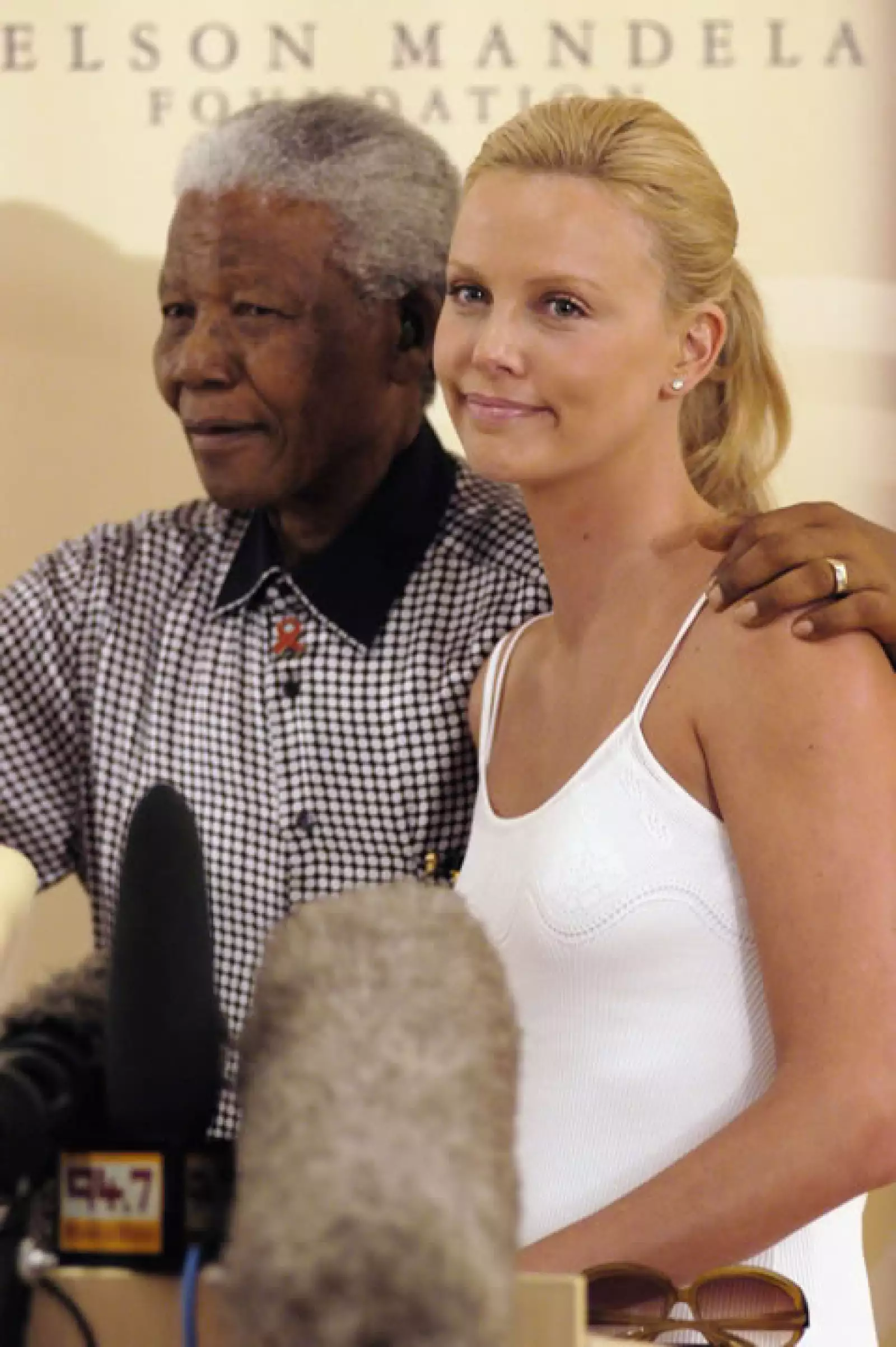 Charlize Therón es sudafeicana, aquí con el líder en 2004.