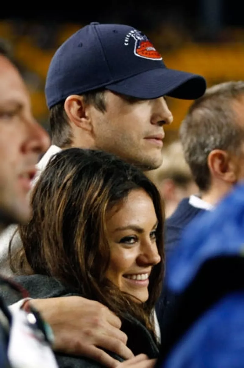 De acuerdo con la revista Us, la pareja espera una niña. Recordemos que los actores no han querido ni siquiera hacer público el evidente embarazo de ella.