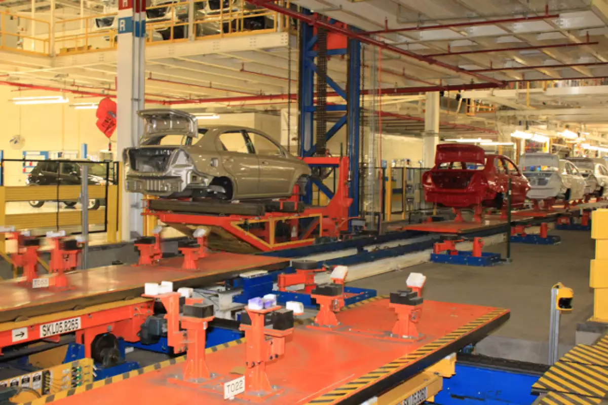 Los autos ingresan al �rea de pintura