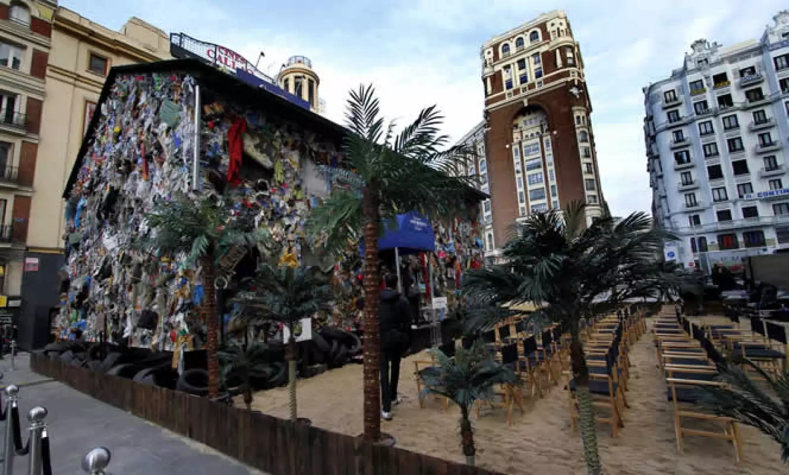 Fue creado por el artista alemán H.A. Schult, un diseñador que se ha enfocado en productos ambientalistas, fabricados con productos reciclables.