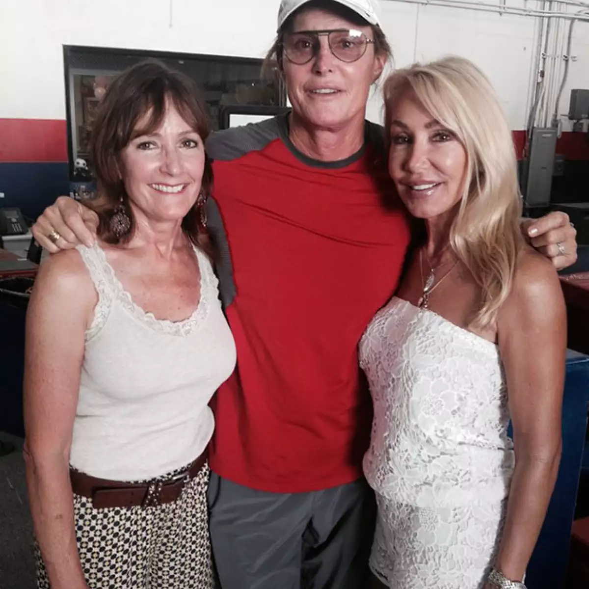 Linda Thompson, segunda esposa del padrastro de las Kardashian publicó una foto en su Instagram en la que aparecen junto a Chrystie Crownover, su primer matrimonio.