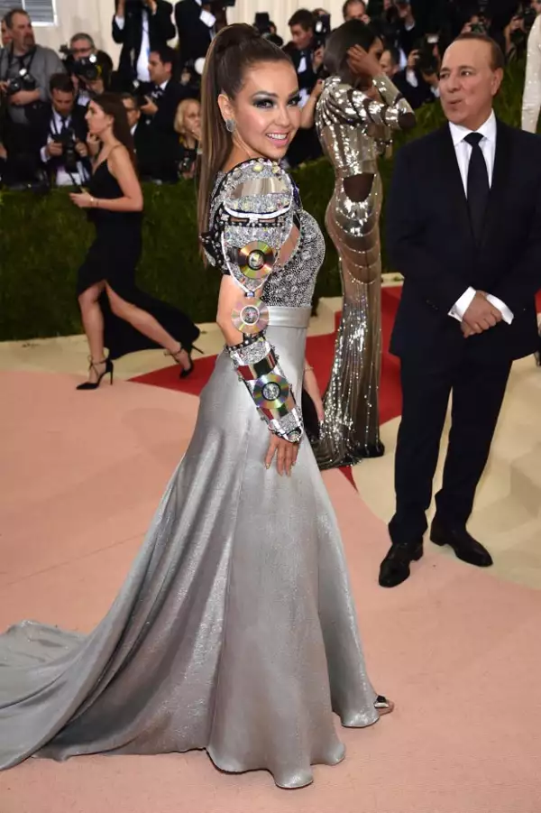 La cantante lució este vestido de un diseñador mexicano y joyas de Lorraine Schwartz.
