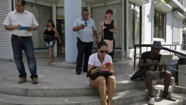En las esquinas de La Habana se puede ver a personas conectadas. (Foto: Reuters)