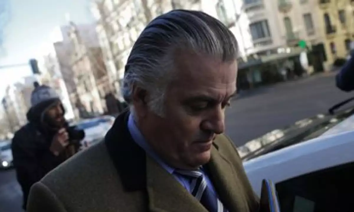 El ex tesorero del Partido Popular, Luis Bárcenas fue recibido con insultos y abucheos por una decena de manifestantes. (Foto: AP)