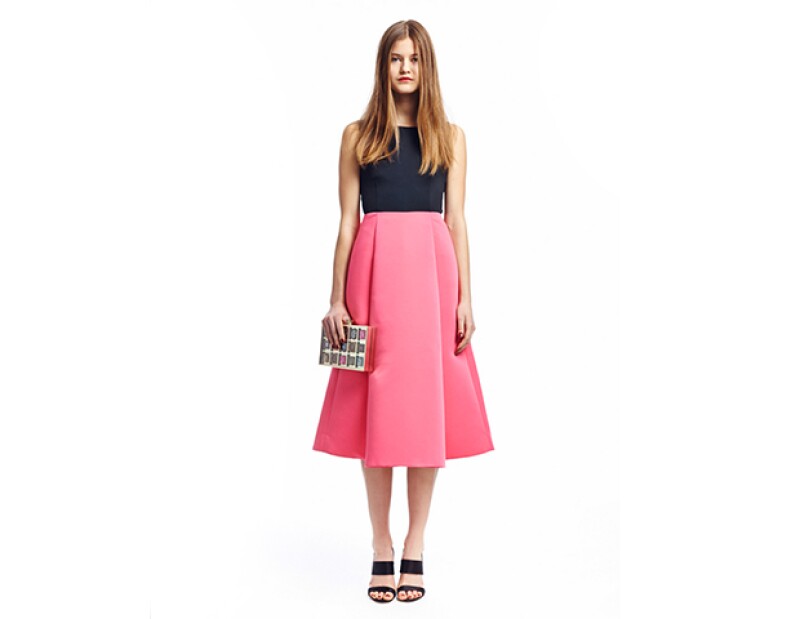12. El party look ideal: un vestido bicolor llamativo, strappy sandlas y un clutch que emula una caja de chocolates. Perfecto y divertido.