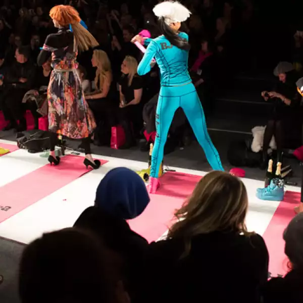 Colores encendidos y terminados metálicos se apoderaron de la pasarela.