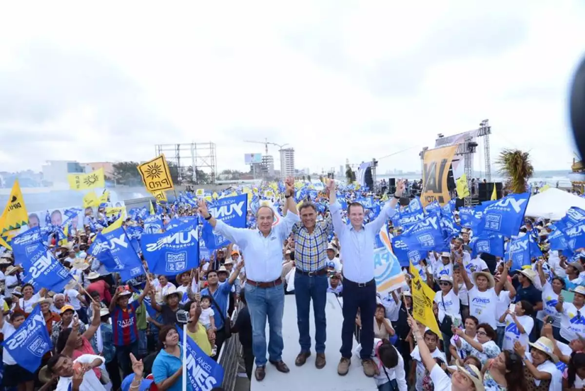 El expresidente Felipe Calderón (izq) estuvo con el abanderado del PAN-PRD, Miguel Ángel Yunes Linares (centro) para darle su respaldo en la recta final de la contienda.