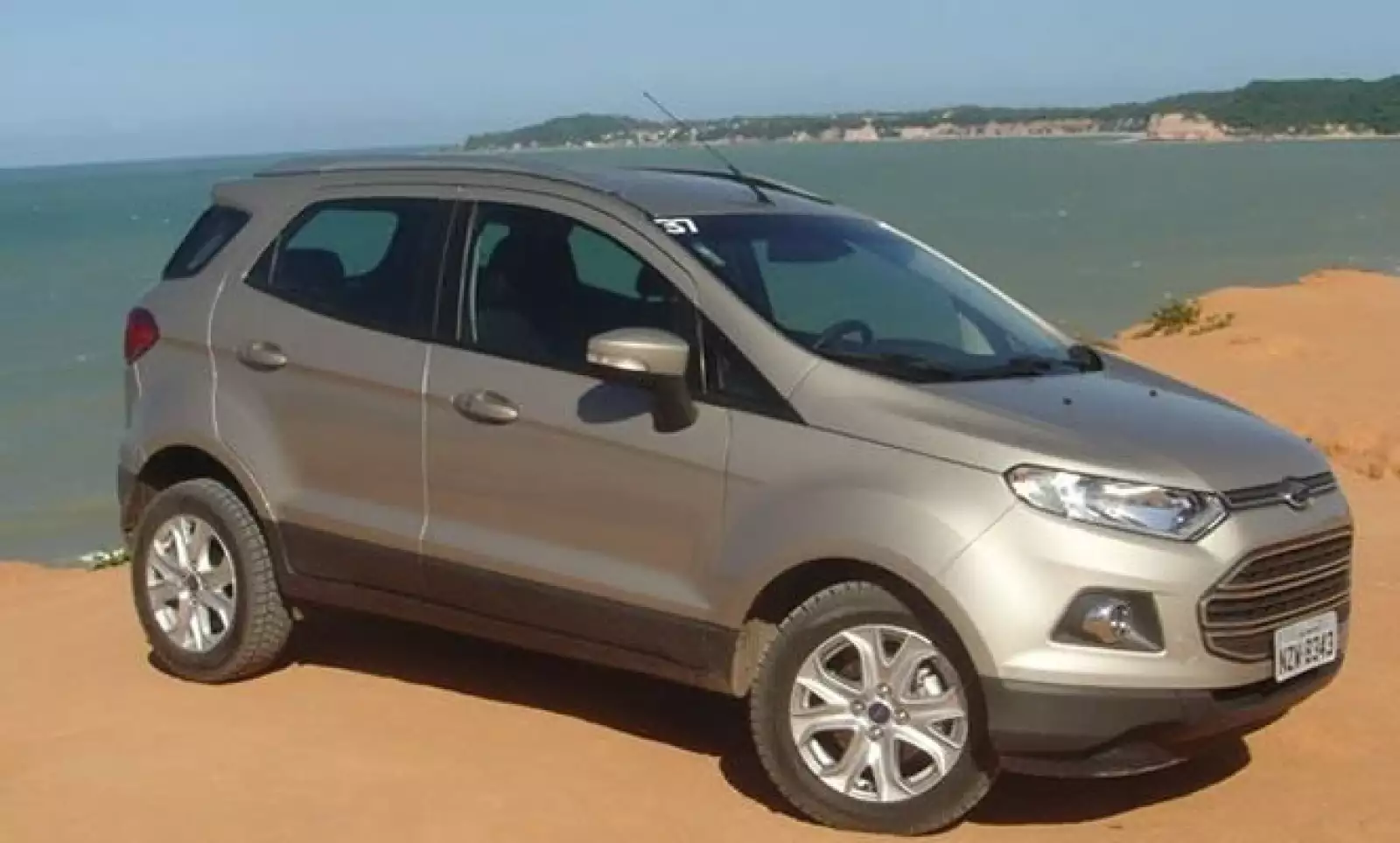 Destacan sus faros delanteros ubicados de forma oblicua, una prominente parrilla octogonal y un parabrisas más inclinado.