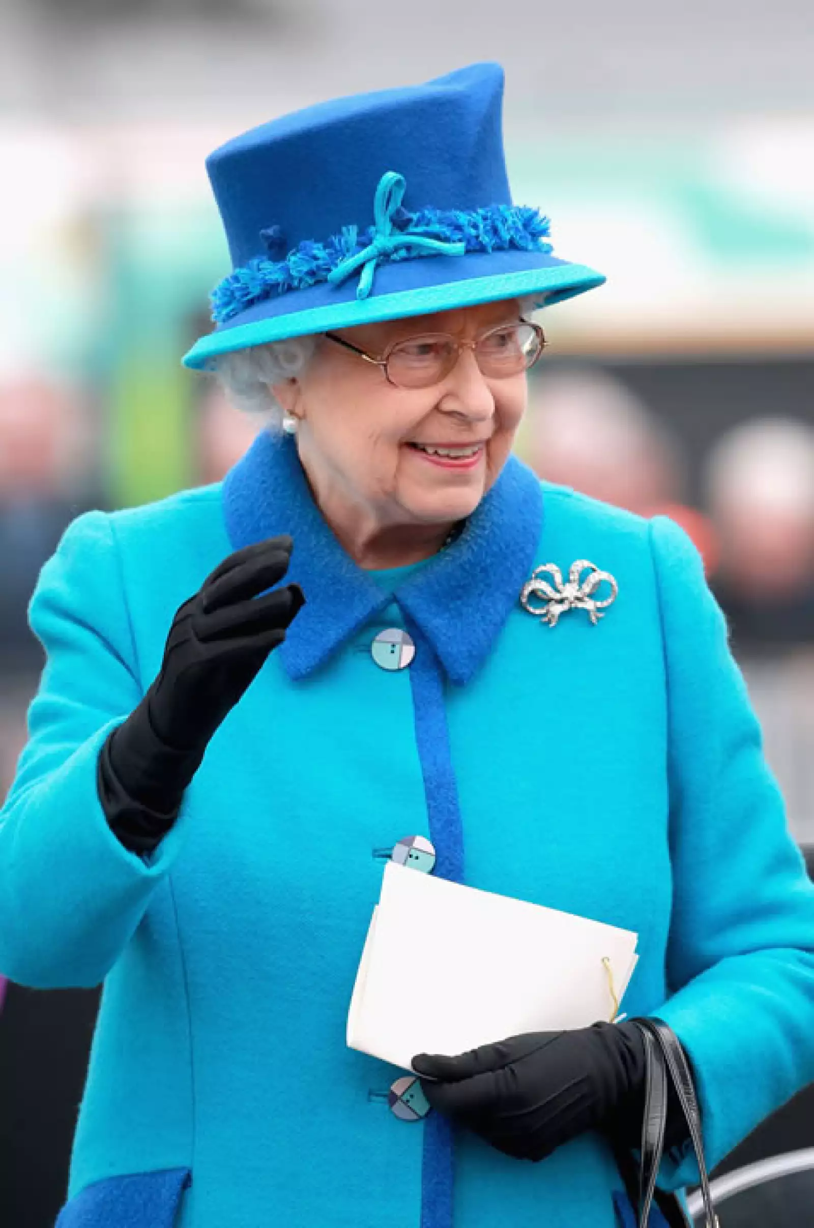 Su majestad sonrió a todas las personas que estaban ahí para saludarla.