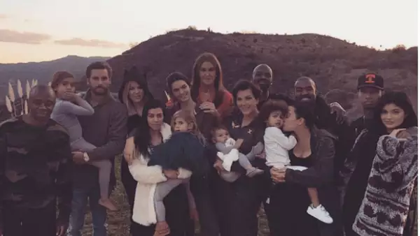 Primero fueron vistos en un café, después la pareja compartió créditos en una imagen familiar celebrando Thanksgiving, y ahora son vistos de compras con su hijo mayor.