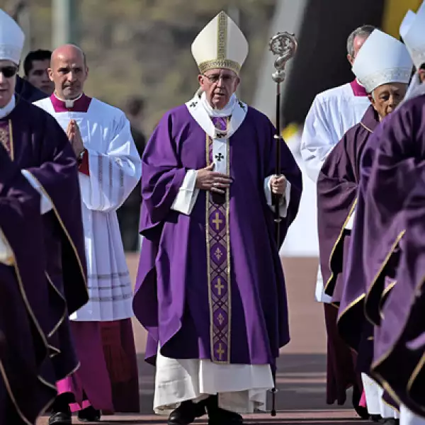 El papa llegó a la eucaristía utilizando el báculo y el cáliz que pertenecían a Vasco de Quiroga