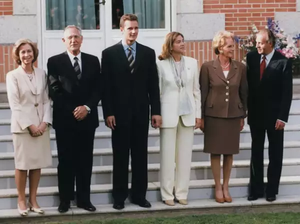 Cristina, Iñaki y sus familias en el anuncio de su compromiso e 3 de mayo de 1997.