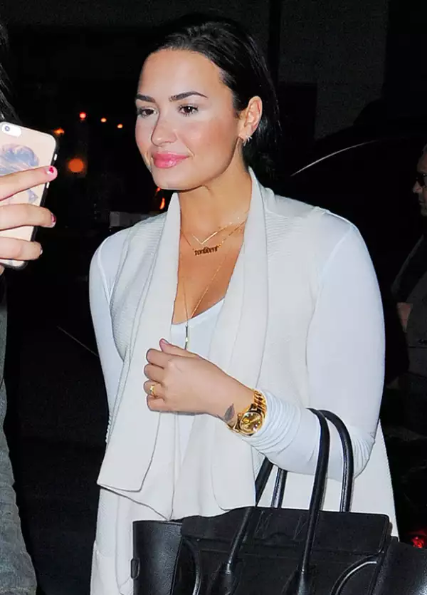 La cantante quizá pretendia dar luminosidad a su rostro para disimular los estragos del cansancio, pero el efecto fue contraproducente.