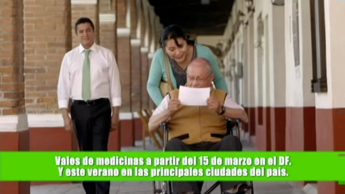 El promocional del Partido Verde en el que su vocero (izquierda) Carlos Puente presume iniciativas impulsadas por el órgano político