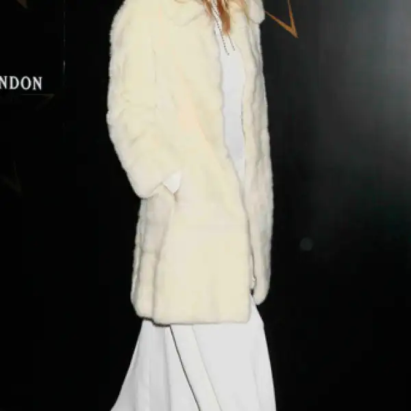 Con un estilo muy glamoroso pero siempre con su toque personal, Kate Moss combina un vestido etéreo con un abrigo de fur.